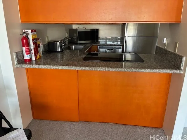 kitchen- Pass through
counter to LR