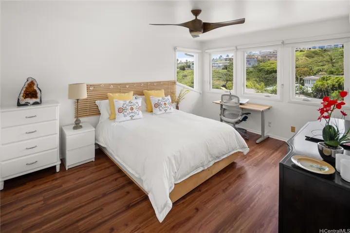 Third upstairs bedroom. Forever greenery views, and even Diamond Head, from the desk area.
