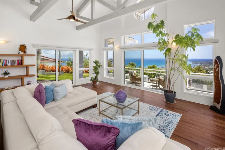 No paintings are neccesary to adorn the walls with breathtaking views like this!