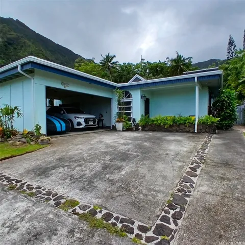 From the front, you can not see how big the house realy is.