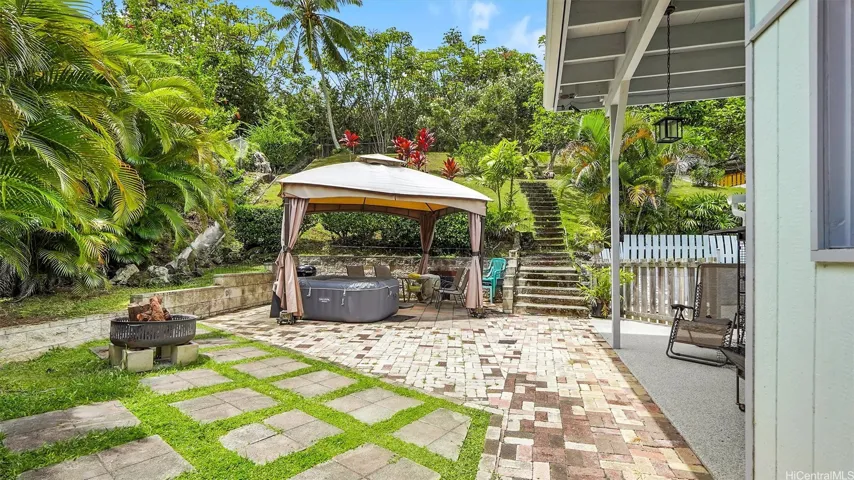 Side yard and large open lanai space prefect for the BBQ.