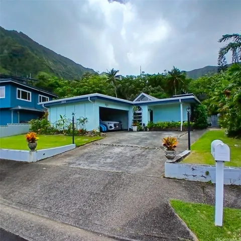 Nestled in the valley provides privacy and protection from the wrapping mountains when the Koa winds kick in.
