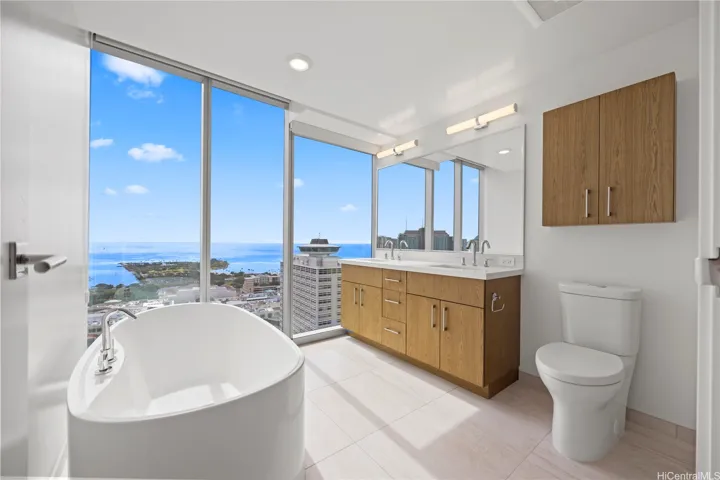 primary deep soaking tub
