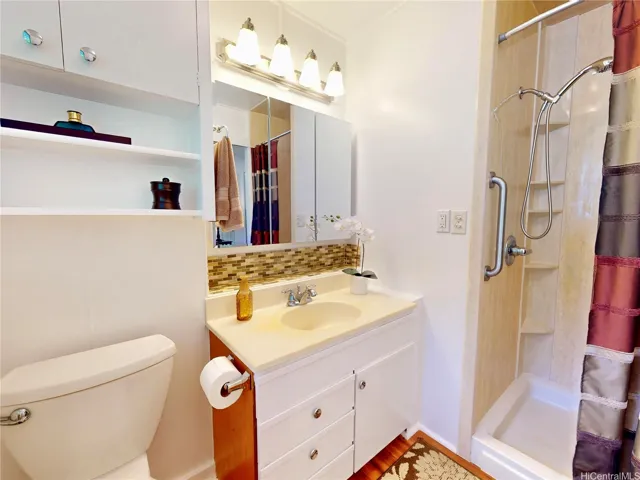 240 Puiwa Rd: 2nd Floor Bedroom 3 En Suite Bathroom (#2)