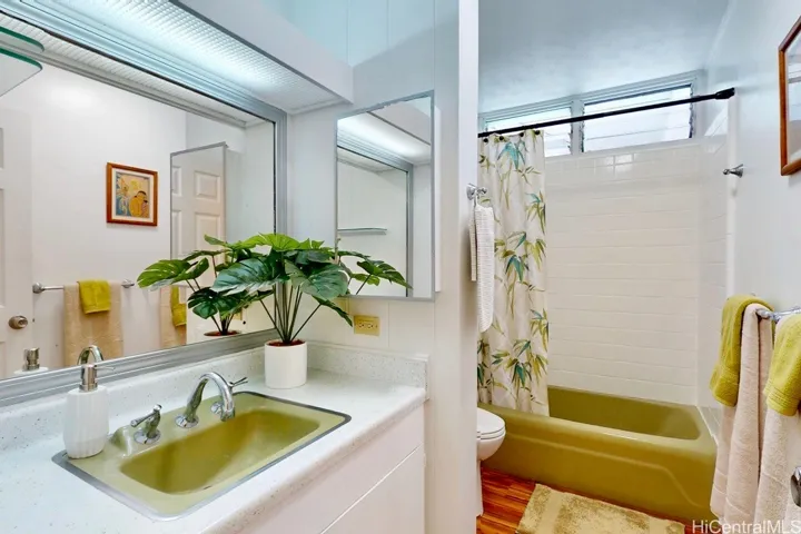 240 Puiwa Rd: 2nd Floor Bathroom 1