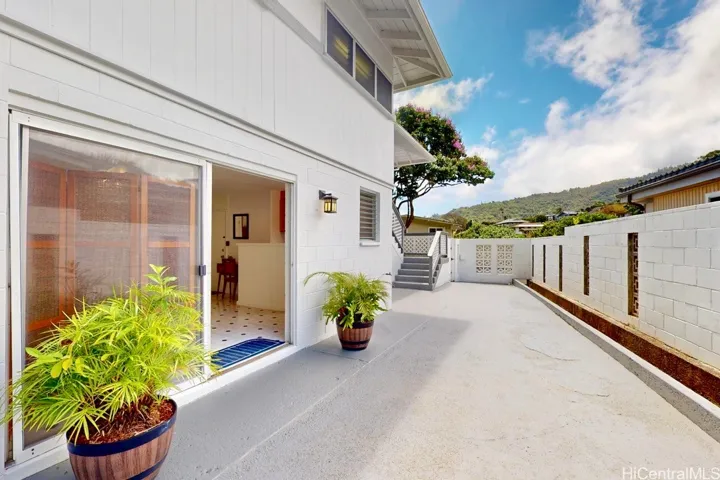 240 Puiwa Rd: Paved Side Lanai Area