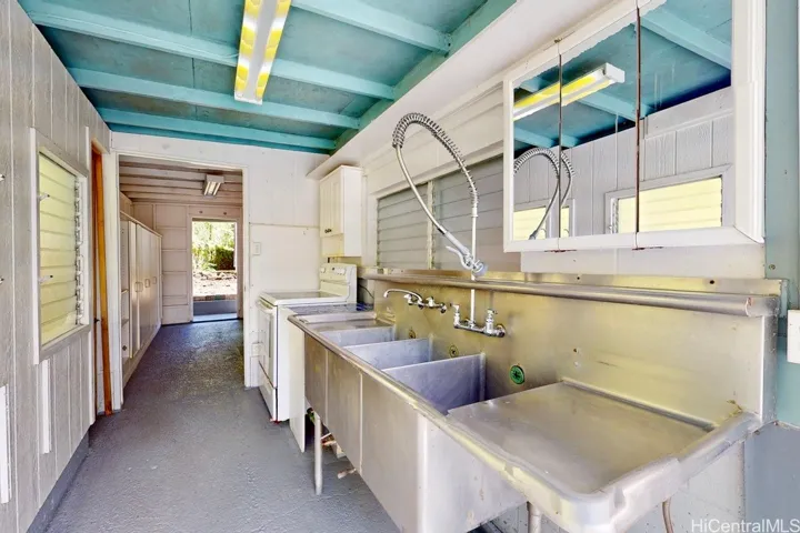240 Puiwa Rd: Preparation area with view to storage area