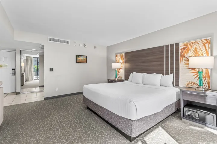 Large Studio with King Size bed. One of the few legal STRs with Central Air.