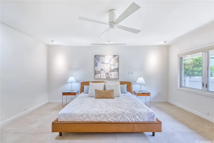 Bedroom w/ ensuite