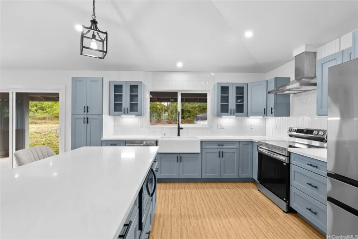 Beautiful Spacious Kitchen with Custom Tile back Splash