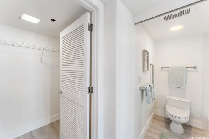 Primary bedroom en-suite bath & walk-in closet