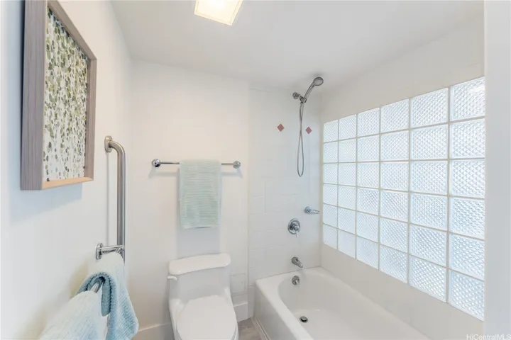 Primary bedroom en-suite bathroom