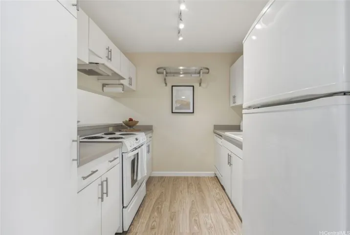 Kitchen to the R of the entrance
*Enhanced*