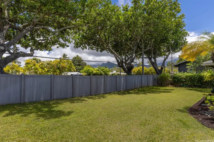 Spacious front yard with pretty mountain views!