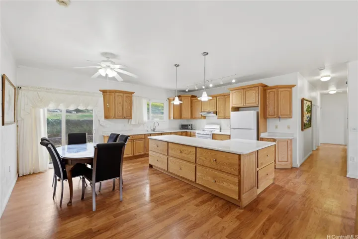 3BD/2BA: Kitchen/ Dining room