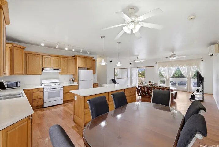 3BD/2BA: Dining room/ Kitchen
