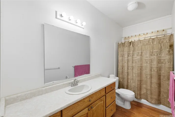 3BD/2BA: Hallway Bathroom
