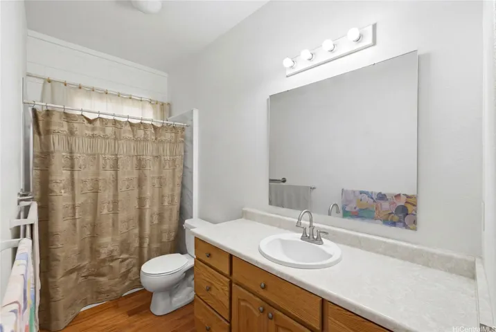 3BD/2BA: Primary Bedroom en-suite bathroom