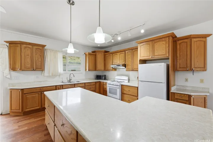 3BD/2BA: Kitchen