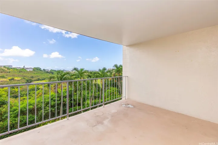 Upper Living Lanai 1