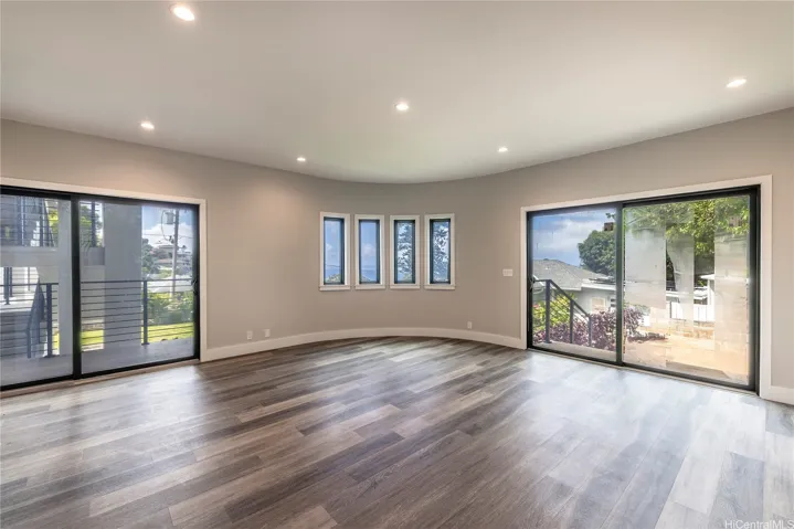 Entertainment Room W/ Full Bath