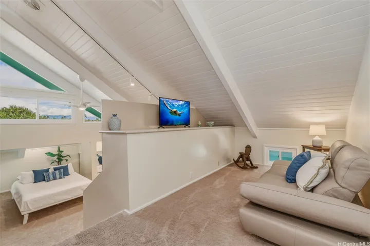 Bonus sitting area/office space.