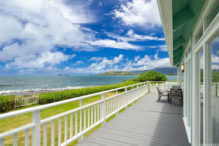 Just steps to beach path, fishing, sunbathing.