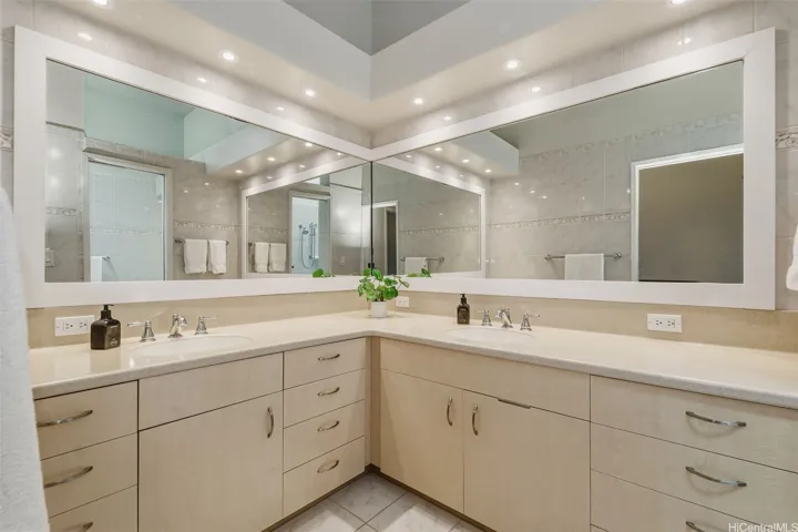 Upstairs bath 3.
