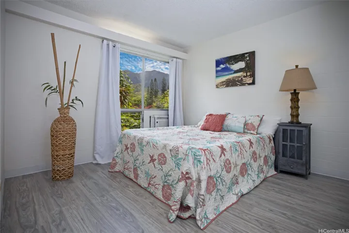 Ko'olau mountain views, fresh paint and luxury vinyl plank flooring