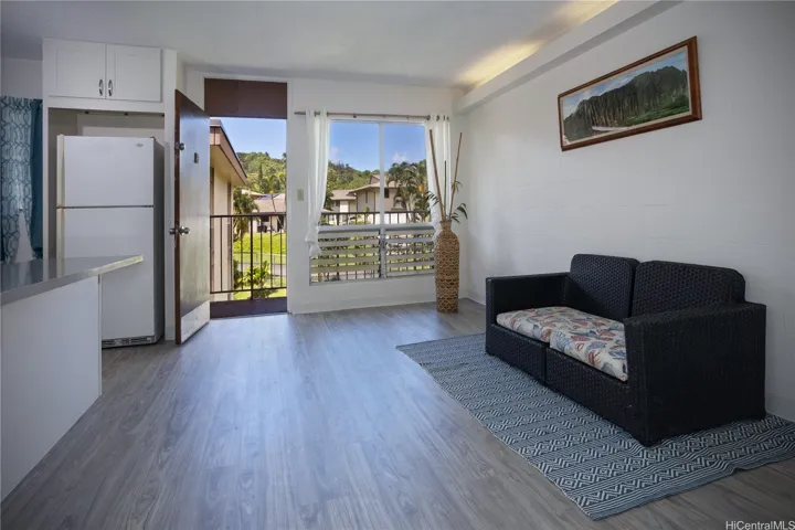 Unobstructed living room view with good Trade Wind cross ventilation