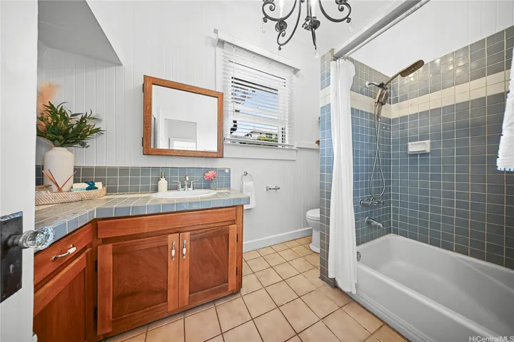 The bathroom for the home in 1775 Lusitania.