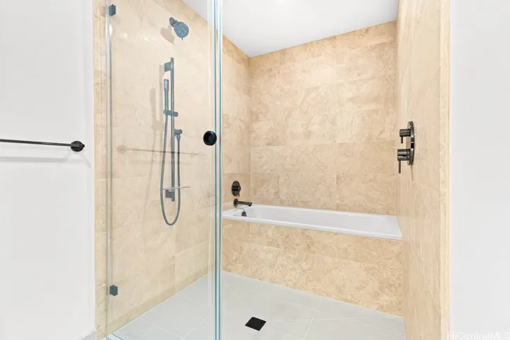 Primary shower & tub