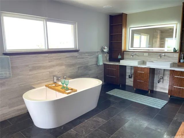 Main Bedroom Bathroom
