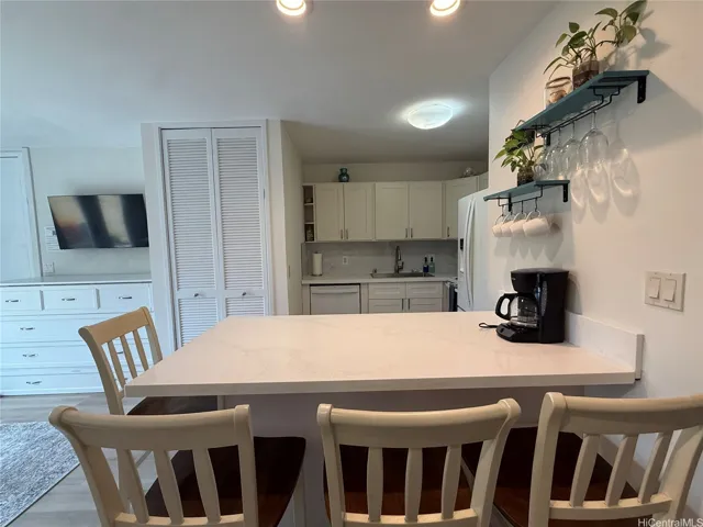 Kitchen island seats 4