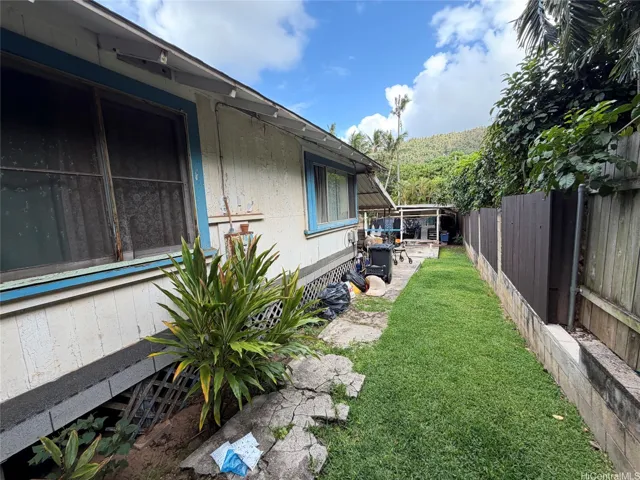 Standing at back left corner looking toward Hoalua St.