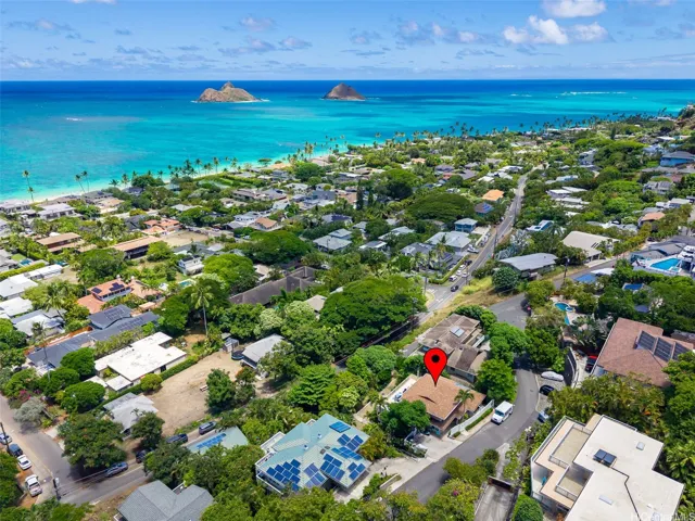Approximately 1000 feet to Lanikai sandy  beach!