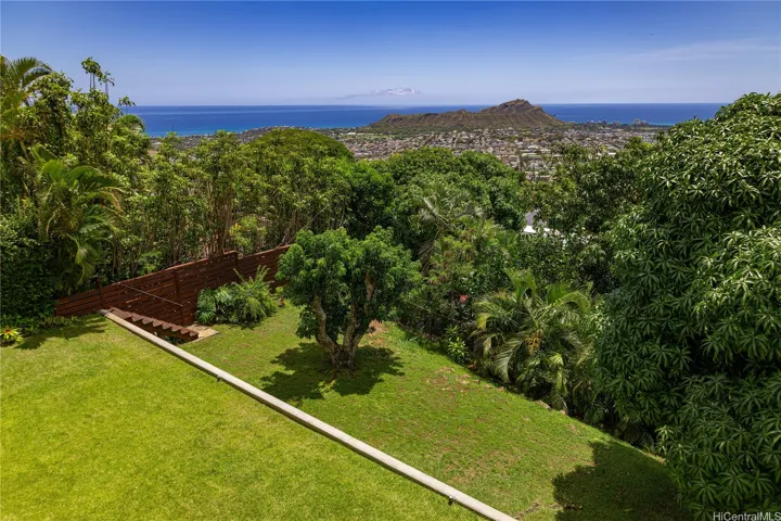Tiered grassy areas to enjoy as you admire the ocean and Diamond Head.