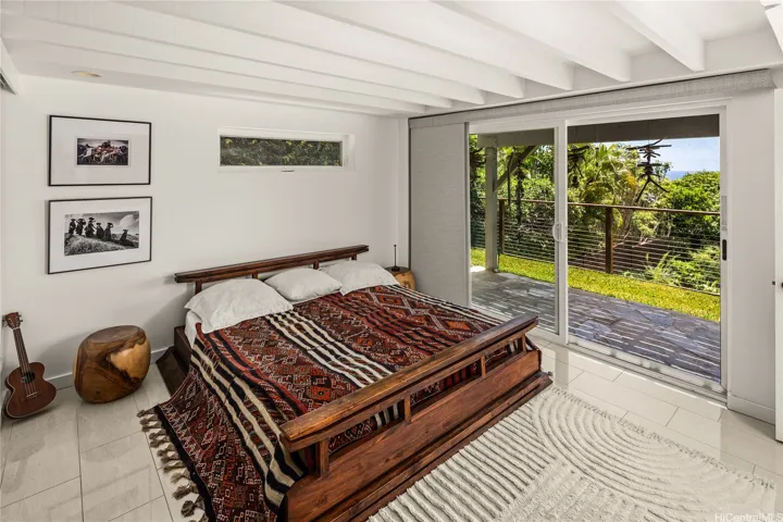 Downstairs bedroom with en-suite bathroom.