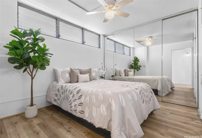 SPACIOUS BEDROOM W/ OVERSIZED CLOSET