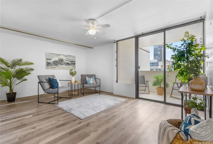 RENOVATED CORNER-END UNIT W/ NEW LVP FLOORS & NEW PAINT
