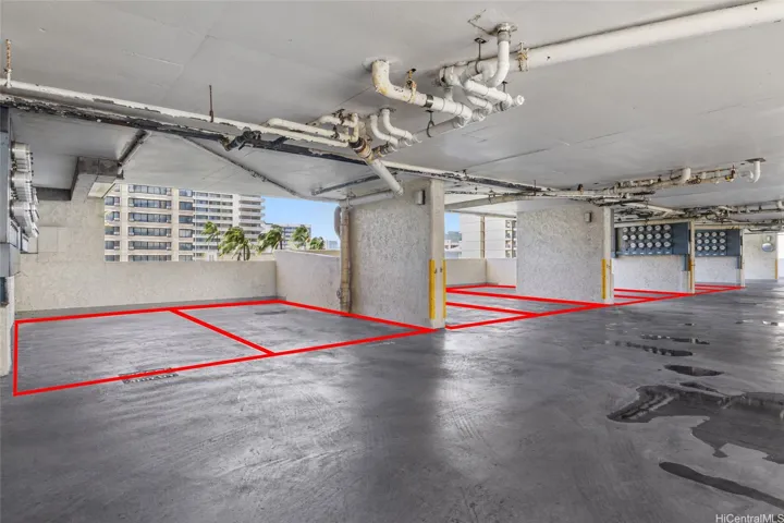 LOTS OF GUEST PARKING W/ EASY BUILDING ACCESS