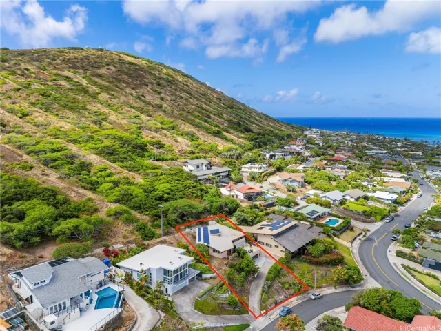 Note the bottom of the driveway provides access to the two neighboring homes and property for sale. Boundary lines are approximate.