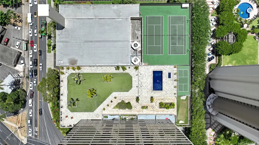 Enjoy tennis/pickleball, swimming pool, jacuzzi, putting green, walking path, and BBQ