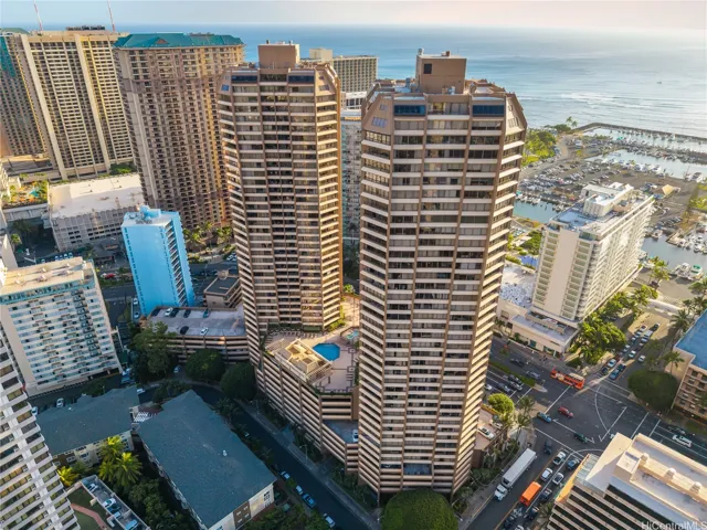High-floor living with unobstructed city and ocean views