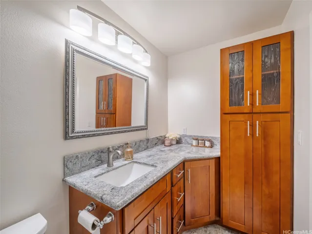 Primary en suite bathroom