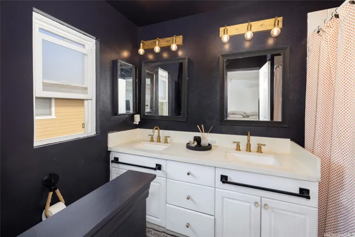 En-suite bathroom