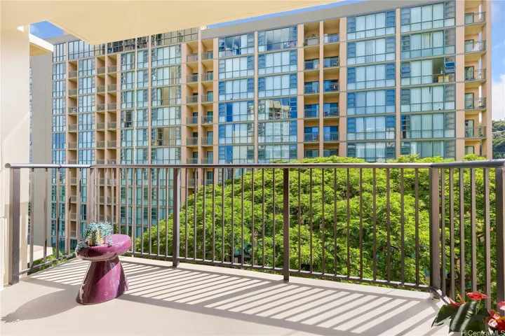 Great size lanai to enjoy the Nuuanu breezes and greenery.