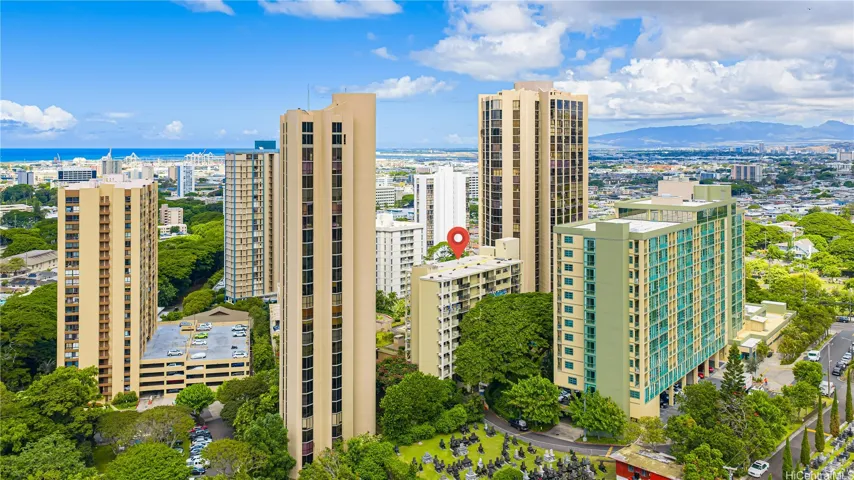 Convenient Nuuanu Location.