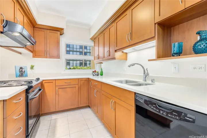 Everything you need in a kitchen. Not to mention the abundance in cabinet storage.