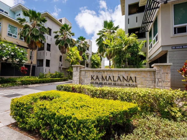 Ka Malanai is a stone's throw from the shops and restaurants of Kailua
